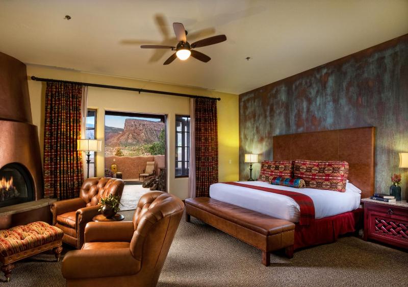 Premium King Room image 4