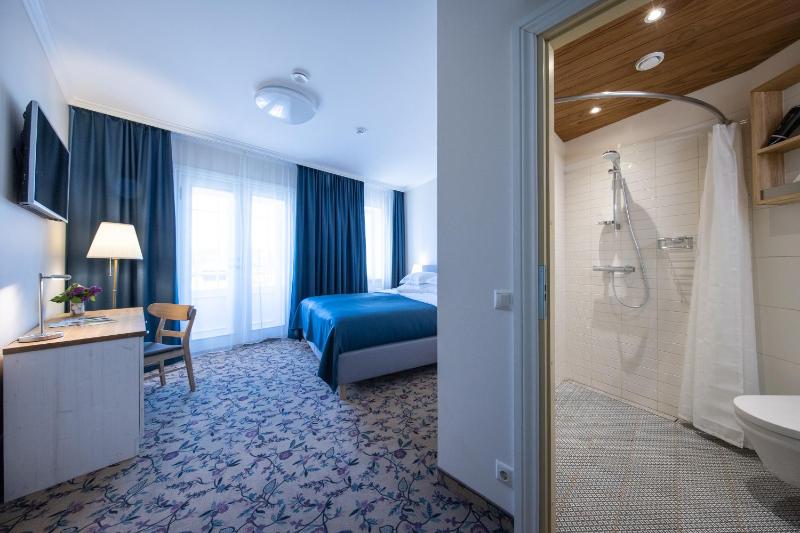 Deluxe Double Room with Balcony image 4