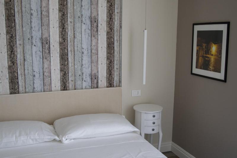 Deluxe Double Room with Side Sea View image 3