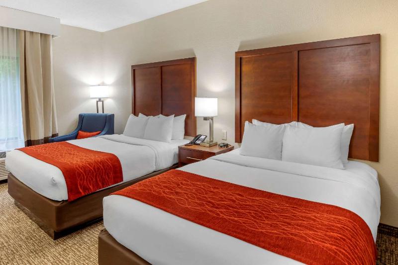 Queen Room with Two Queen Beds - Non-Smoking image 2
