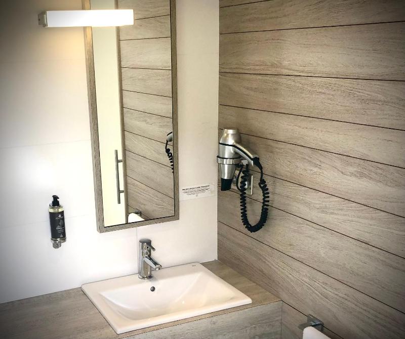 Twin Room image 4