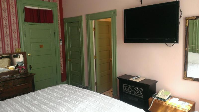 Standard King Room image 4
