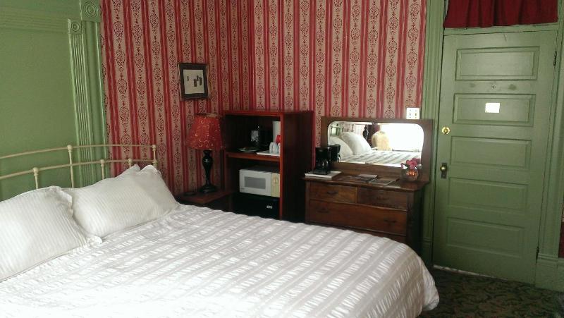 Standard King Room image 2