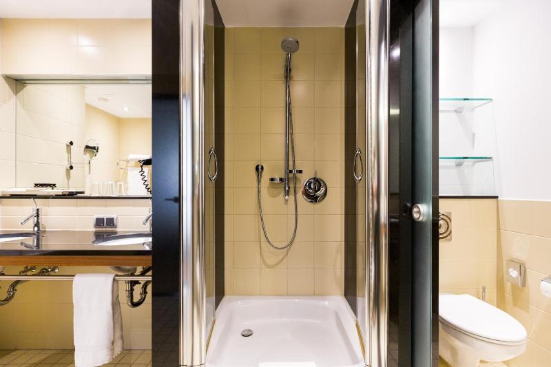 Superior King Suite image 3