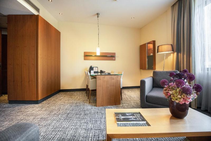 Superior King Suite image 4