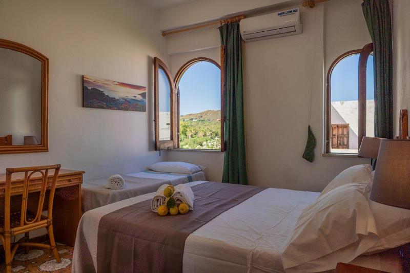 Economy Triple Room image 2
