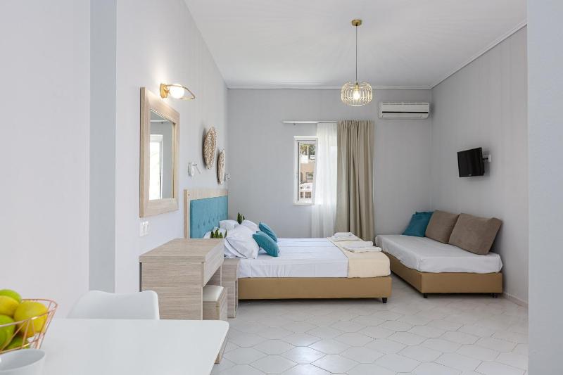 Deluxe Double Room with Side Sea View image 3