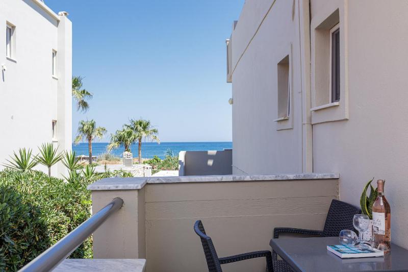 Deluxe Double Room with Side Sea View image 1