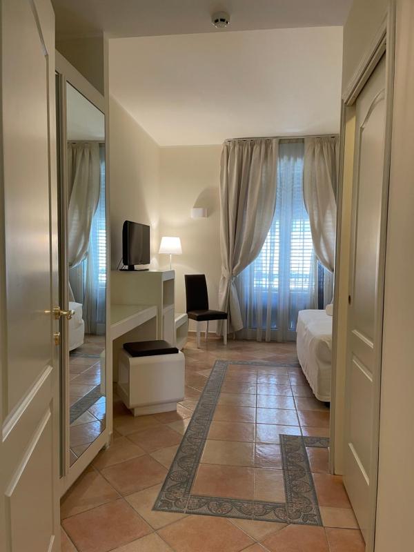 Superior Double or Twin Room with Balcony image 4