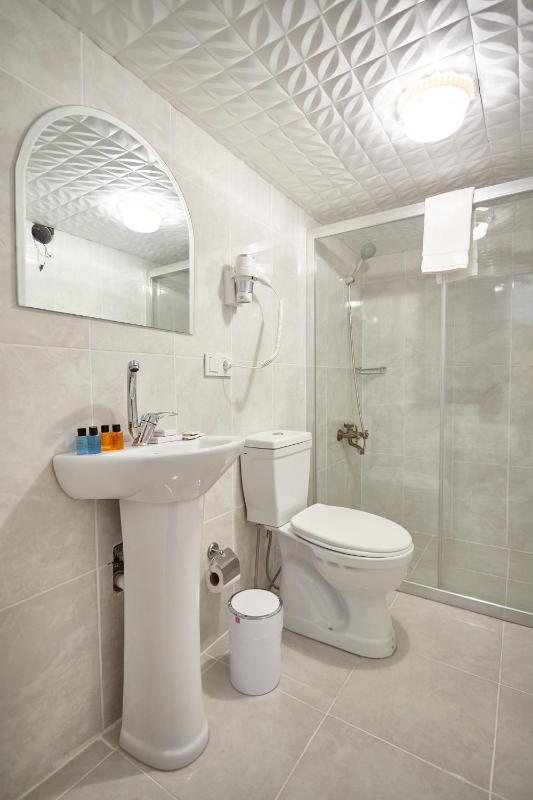 Economy Quadruple Room - Basement Floor image 2