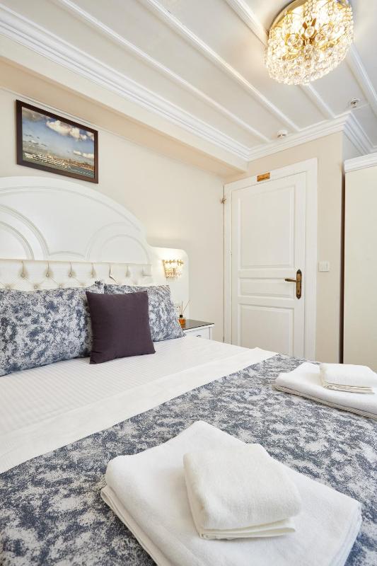 Double Room with Garden View image 3