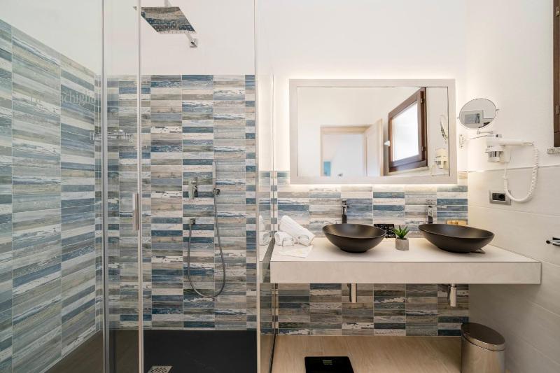 Deluxe Double or Twin Room with Sea View image 4
