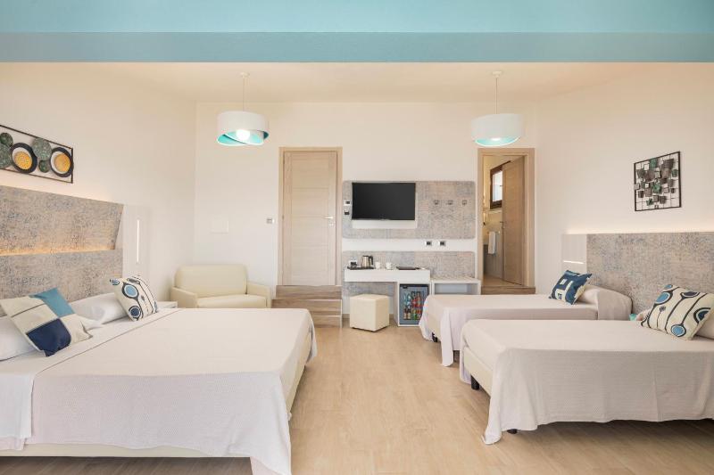Deluxe Double or Twin Room with Sea View image 3