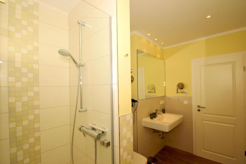 Villa Antje Ferienwohnung 10 mit gratis Sauna- und Schwimmbadnutzung im AHOI Sellin - image 3