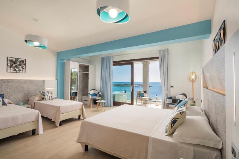Deluxe Double or Twin Room with Sea View image 2