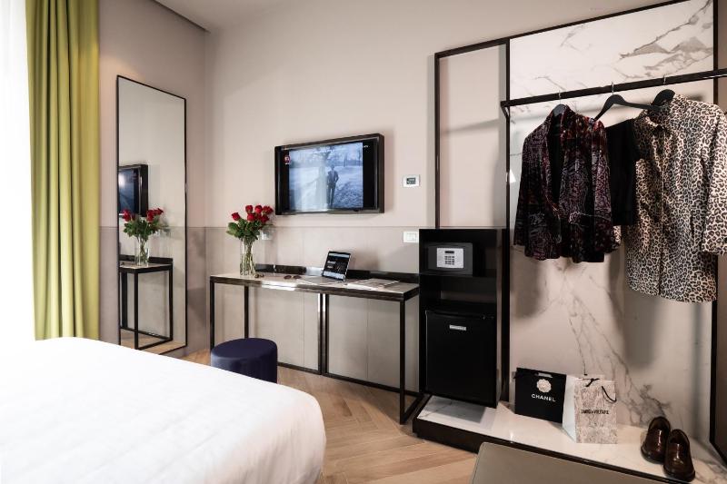 Double Room with Balcony image 2