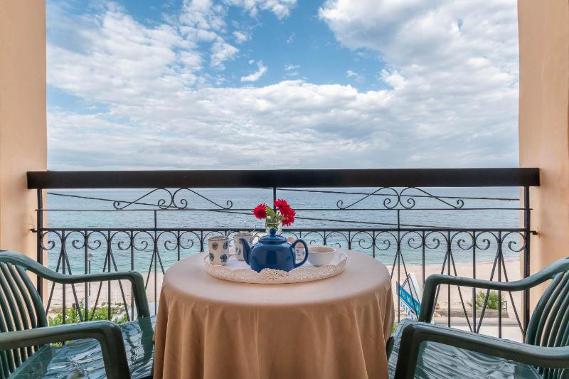 Double Room with Sea View image 4