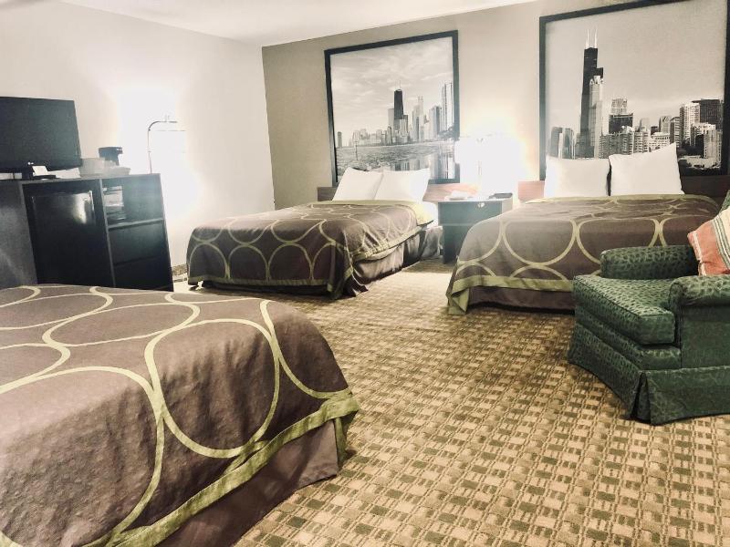 Studio Suite with Three Queen Beds - Non-Smoking image 3