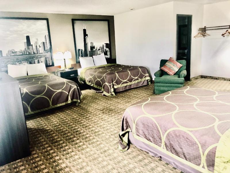 Studio Suite with Three Queen Beds - Non-Smoking image 2