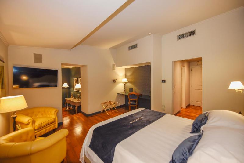 The Tuscanian Hotel - image 33