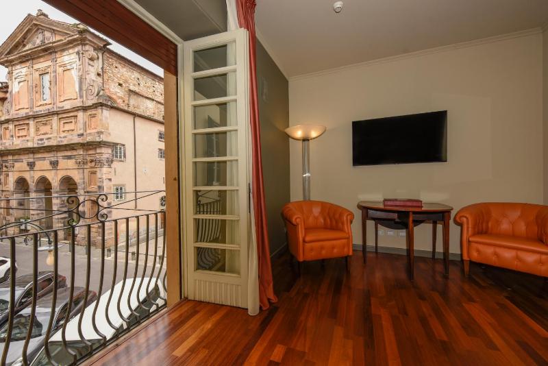 The Tuscanian Hotel - image 8