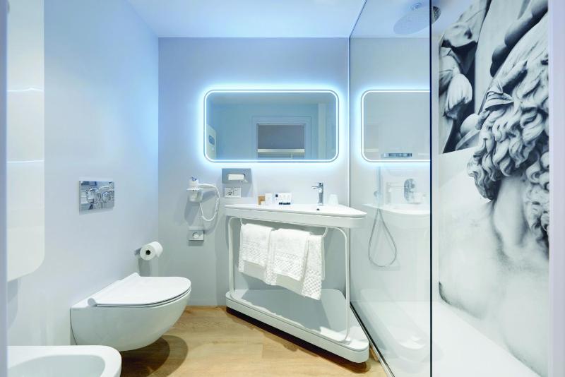 Deluxe Double or Twin Room with Balcony image 4
