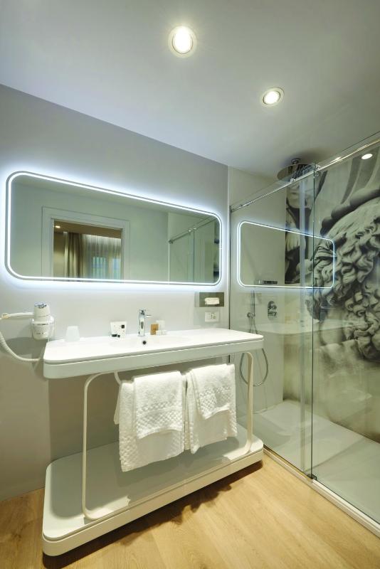 Deluxe Suite image 4