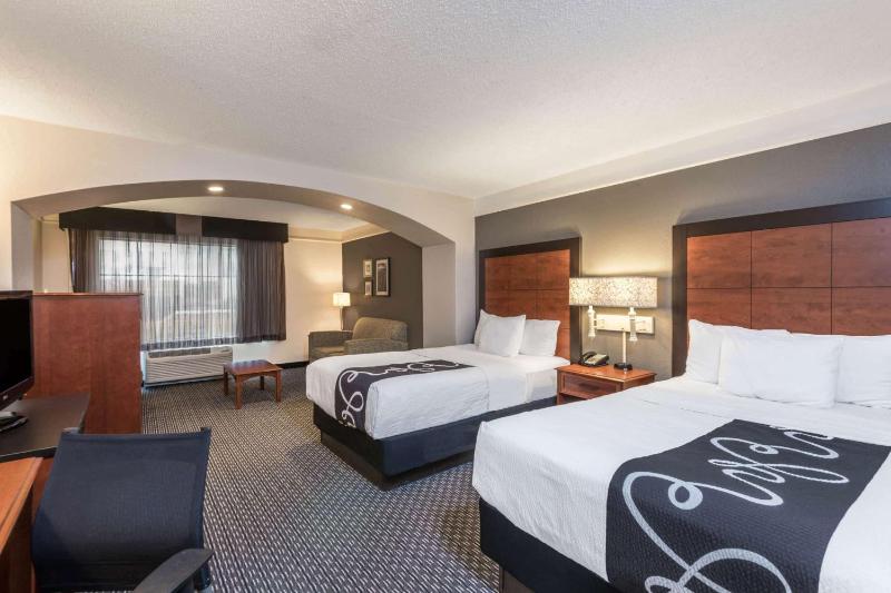 La Quinta Inn & Suites by Wyndham San Antonio Riverwalk - image 25