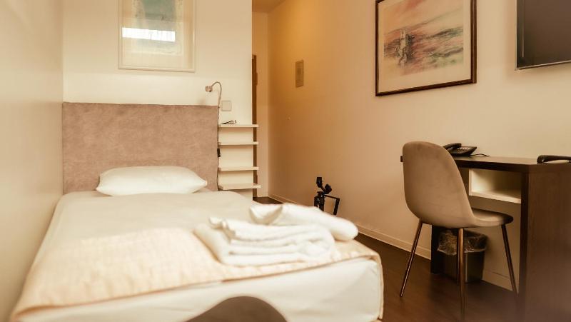 Single Room image 3