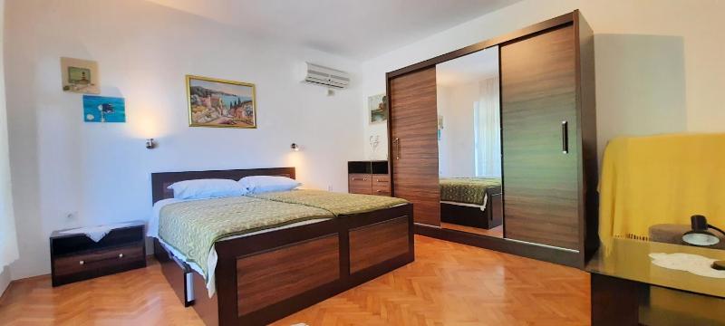 One-Bedroom Apartment image 2