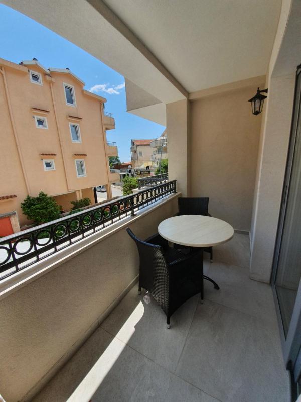 Double Room with Balcony image 2