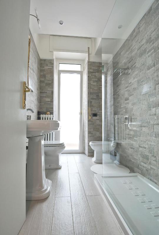 Double Room with extra bed with Shared Bathroom image 4