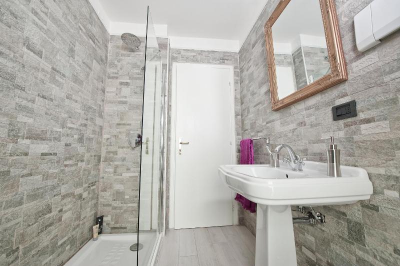 Double Room with extra bed with Shared Bathroom image 3