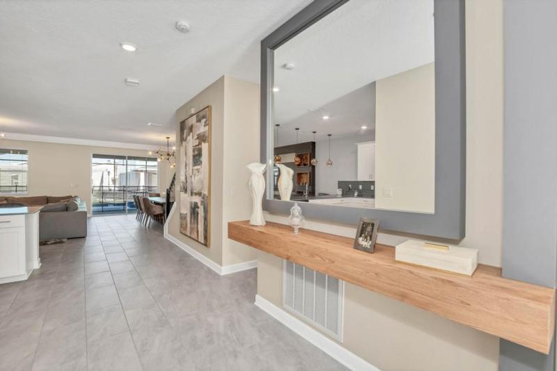 Nine-Bedroom House image 2