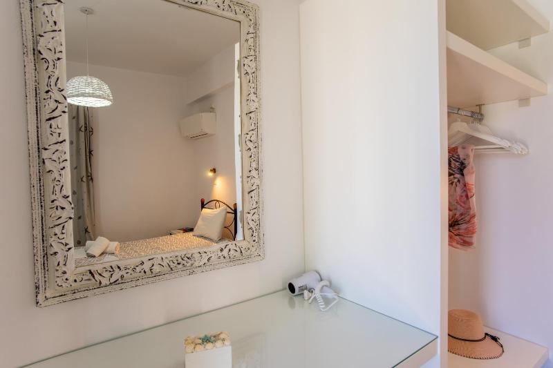 One-Bedroom Apartment (3 Adults) with Kitchen image 4