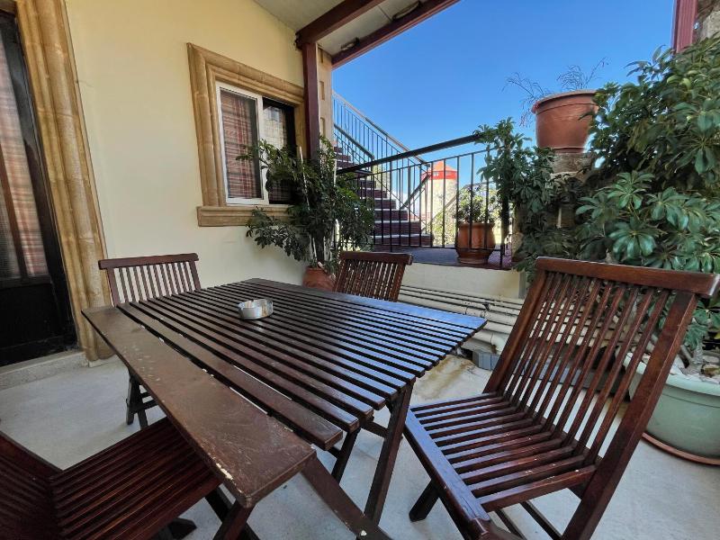 Studio with Balcony image 3