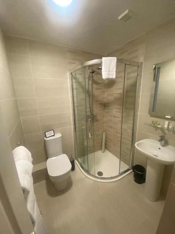 Standard Double Room image 3