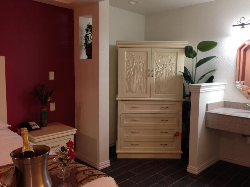 Deluxe King Suite image 2