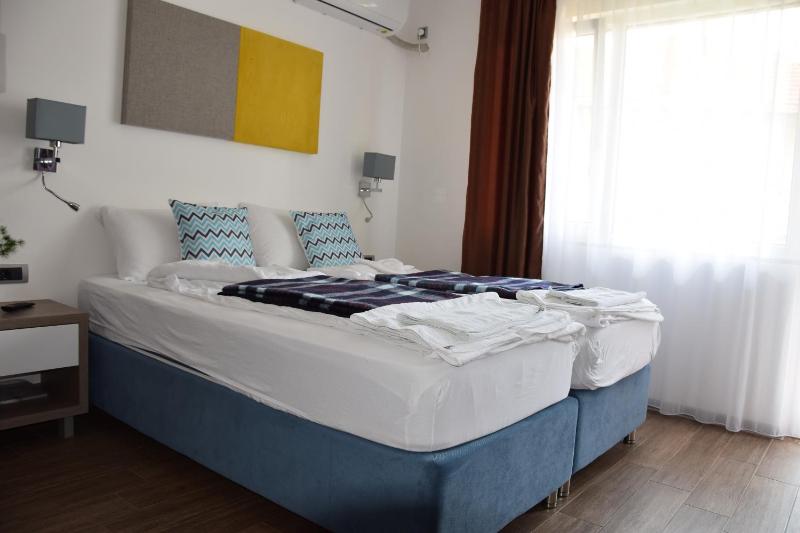 Luxury Triple Room image 2