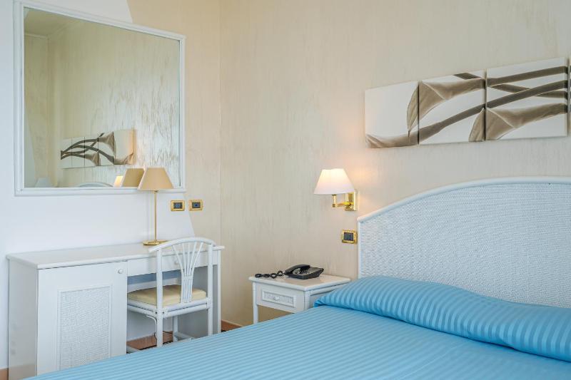 Standard Double Room image 3