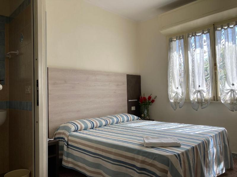 Small Double Room image 3