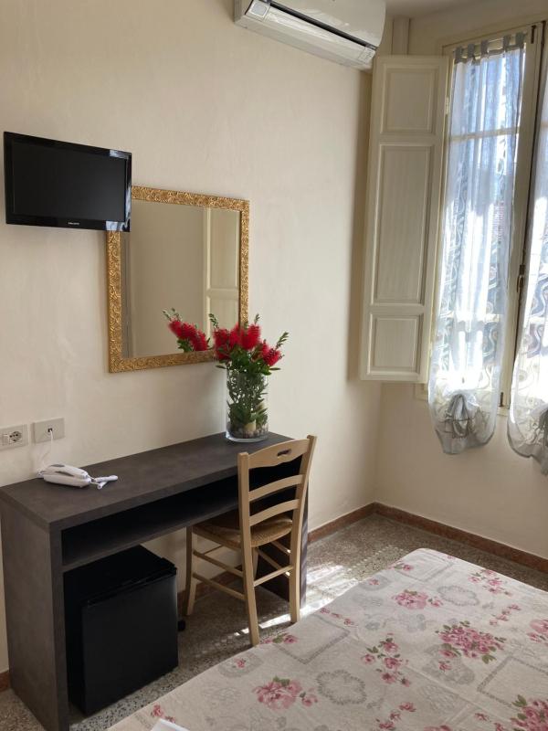 Double or Twin Room image 4