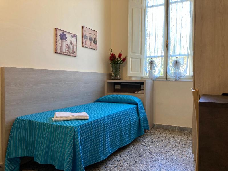 Single Room image 4