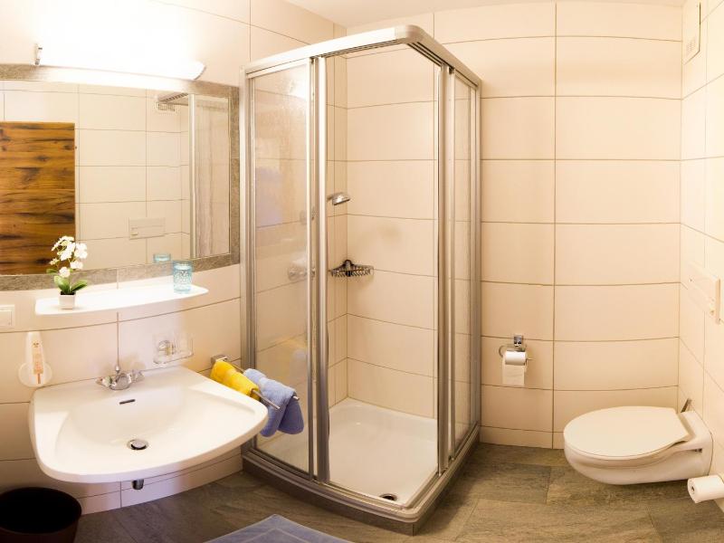 Double Room with Balcony image 3