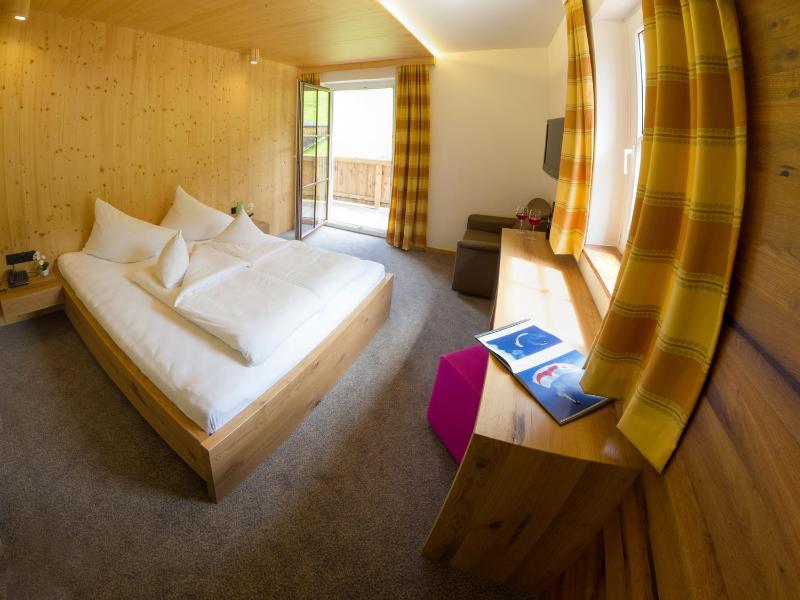Double Room with Balcony image 2