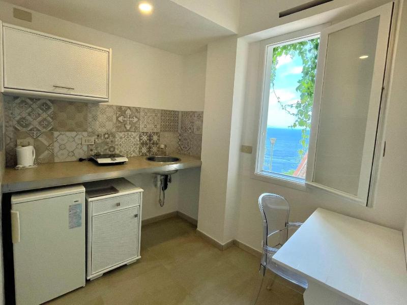 Small Double Room image 4
