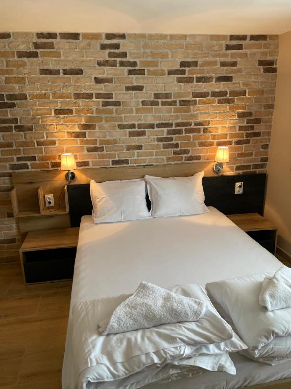 Double Room with Balcony image 3