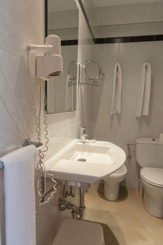 Triple Room (2 Adults + 1 Child) image 3