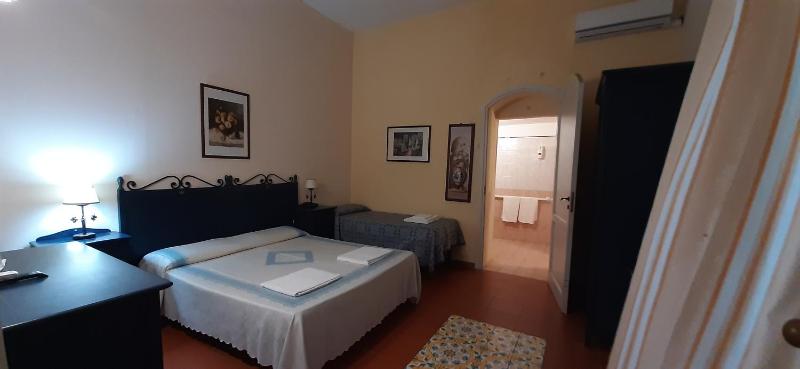 Economy Double Room image 3
