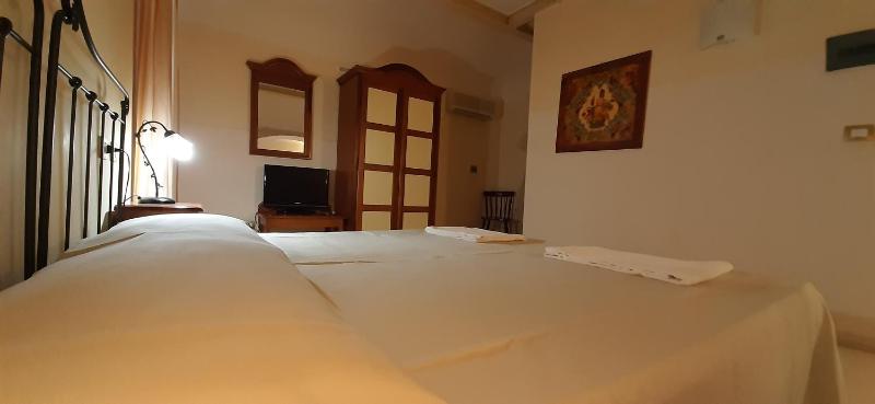 Standard Double Room image 3